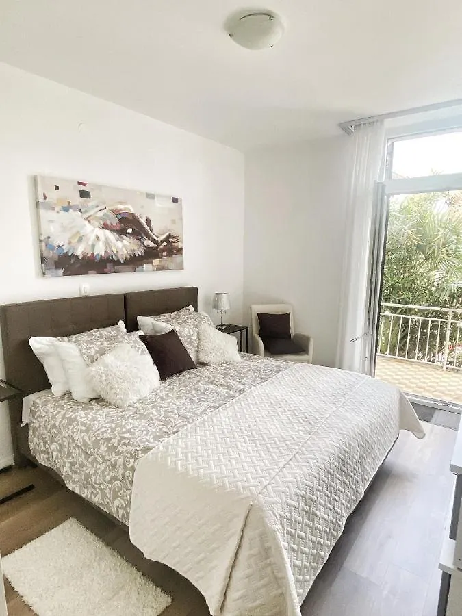 Villa Nika 1 0*, Ika